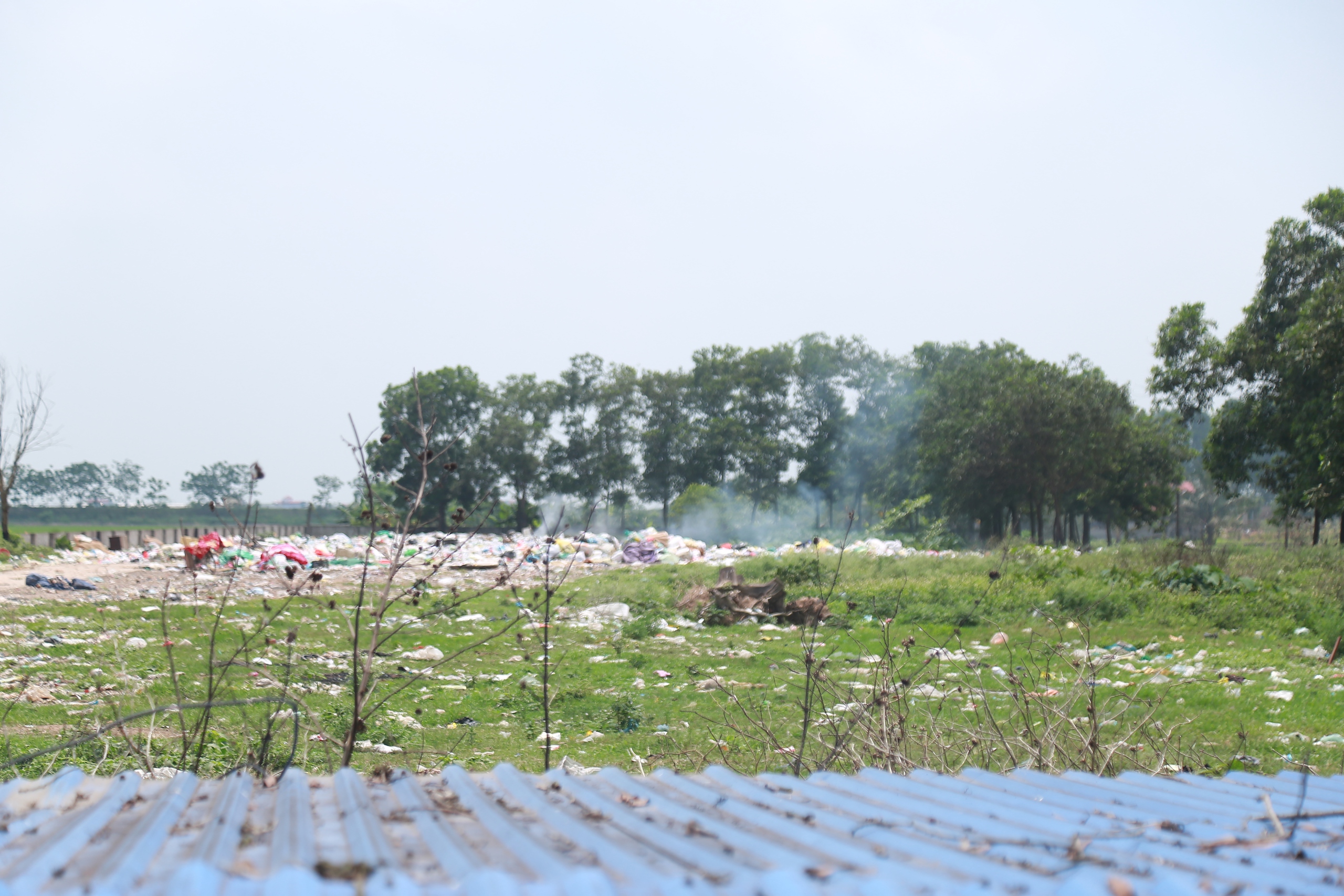 Nam Định: Bãi chôn lấp rác tại các xã ở Vụ Bản 'biến' thành 'lò đốt lộ thiên'- Ảnh 17. Nam Định: Bãi chôn lấp rác tại các xã ở Vụ Bản 'biến' thành 'lò đốt lộ thiên'- Ảnh 17.