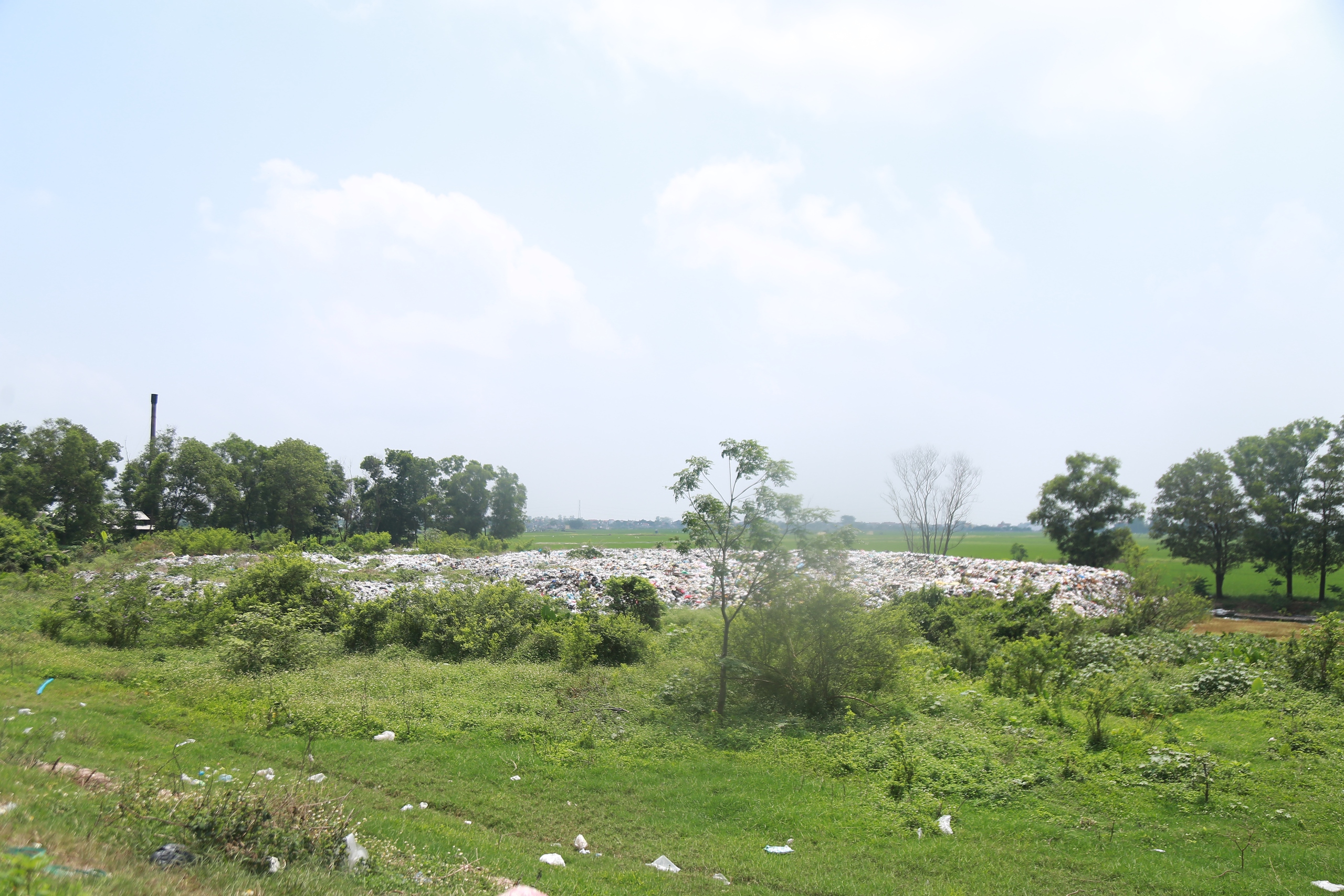 Nam Định: Bãi chôn lấp rác tại các xã ở Vụ Bản 'biến' thành 'lò đốt lộ thiên'- Ảnh 7. Nam Định: Bãi chôn lấp rác tại các xã ở Vụ Bản 'biến' thành 'lò đốt lộ thiên'- Ảnh 7.