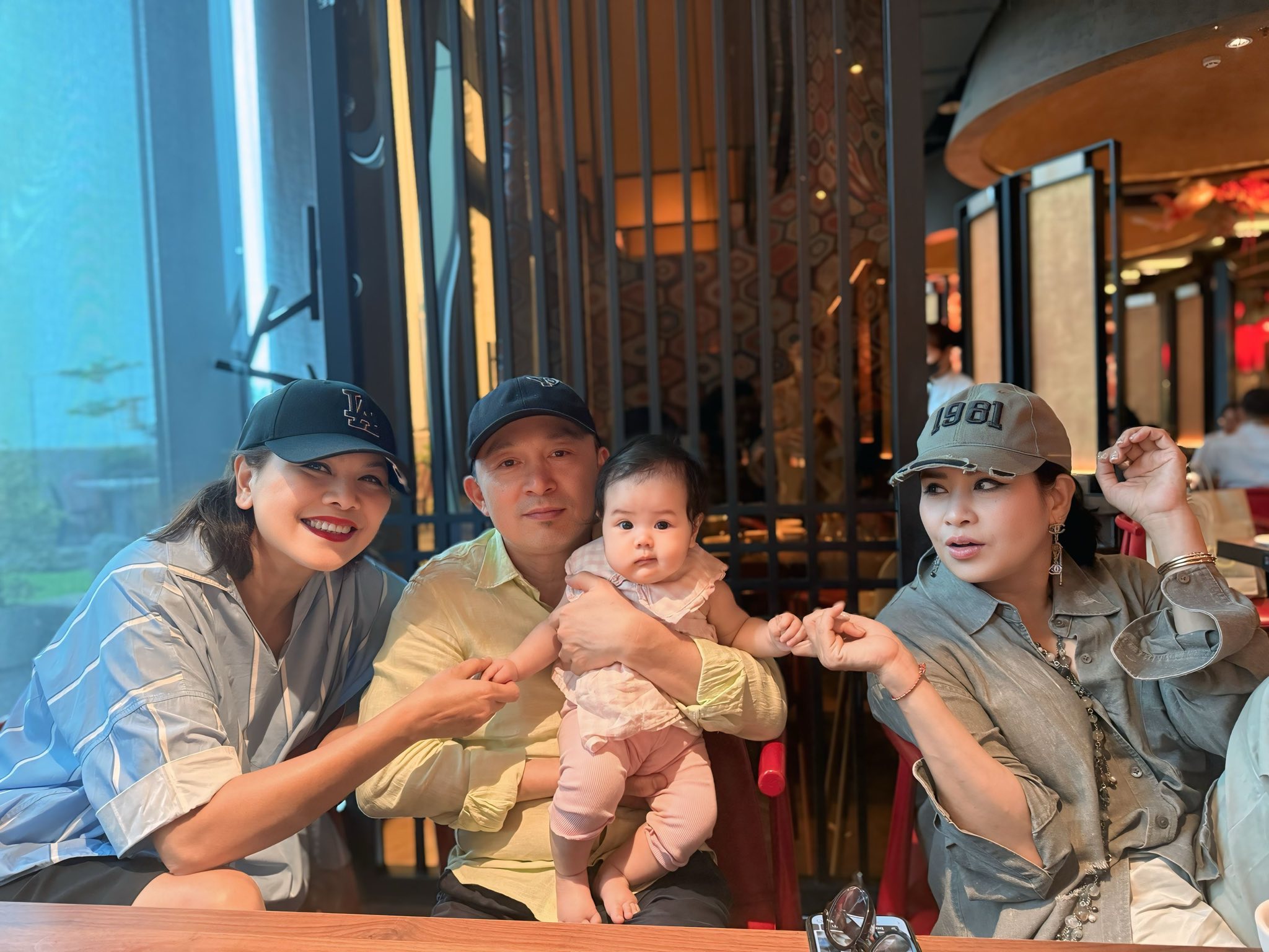 Bạn gái nhạc sĩ Quốc Trung tình cảm bên NSND Thanh Lam và cháu ngoại- Ảnh 2. Bạn gái nhạc sĩ Quốc Trung tình cảm bên NSND Thanh Lam và cháu ngoại- Ảnh 2.