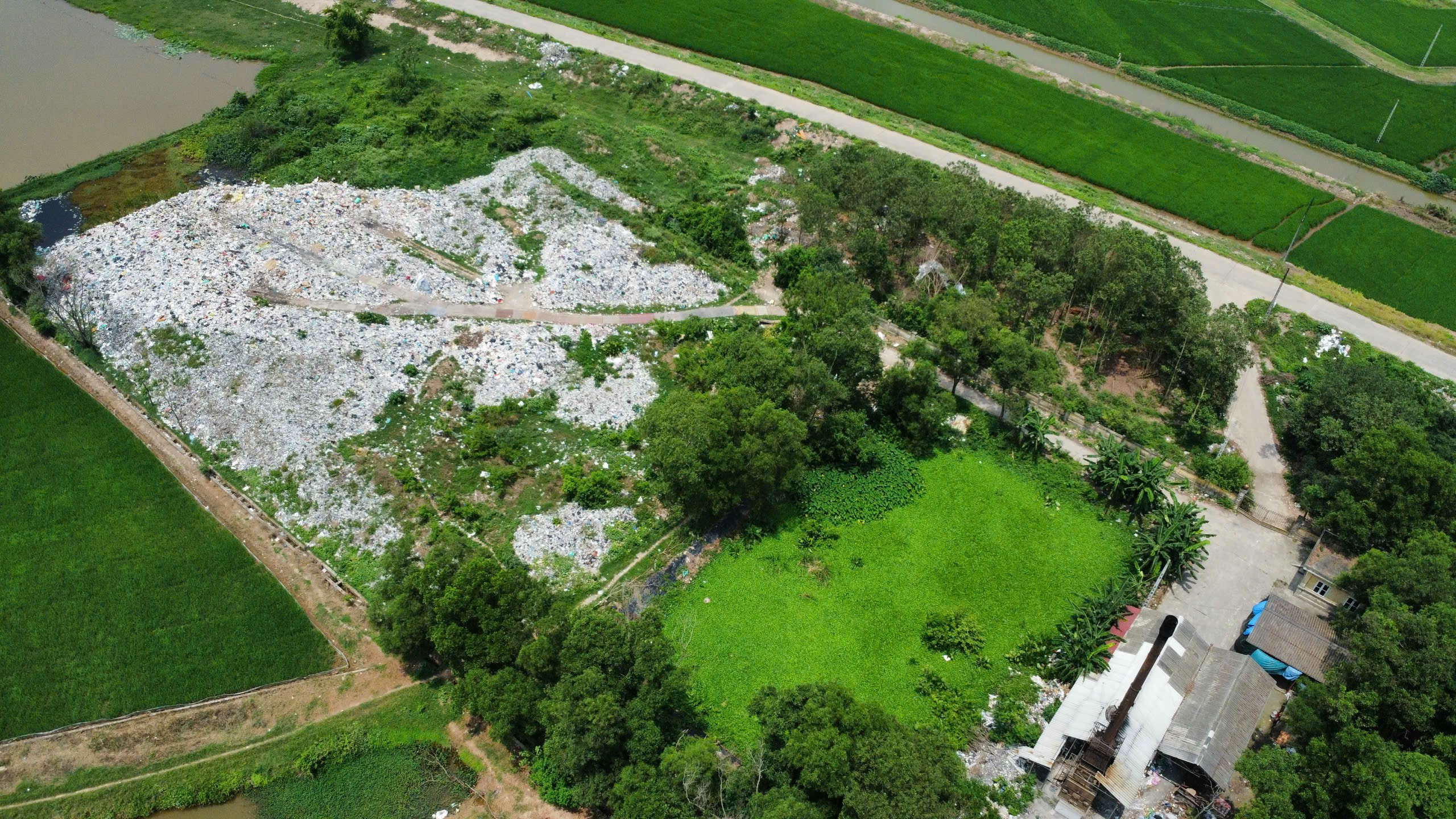 Nam Định: Bãi chôn lấp rác tại các xã ở Vụ Bản 'biến' thành 'lò đốt lộ thiên'- Ảnh 6. Nam Định: Bãi chôn lấp rác tại các xã ở Vụ Bản 'biến' thành 'lò đốt lộ thiên'- Ảnh 6.