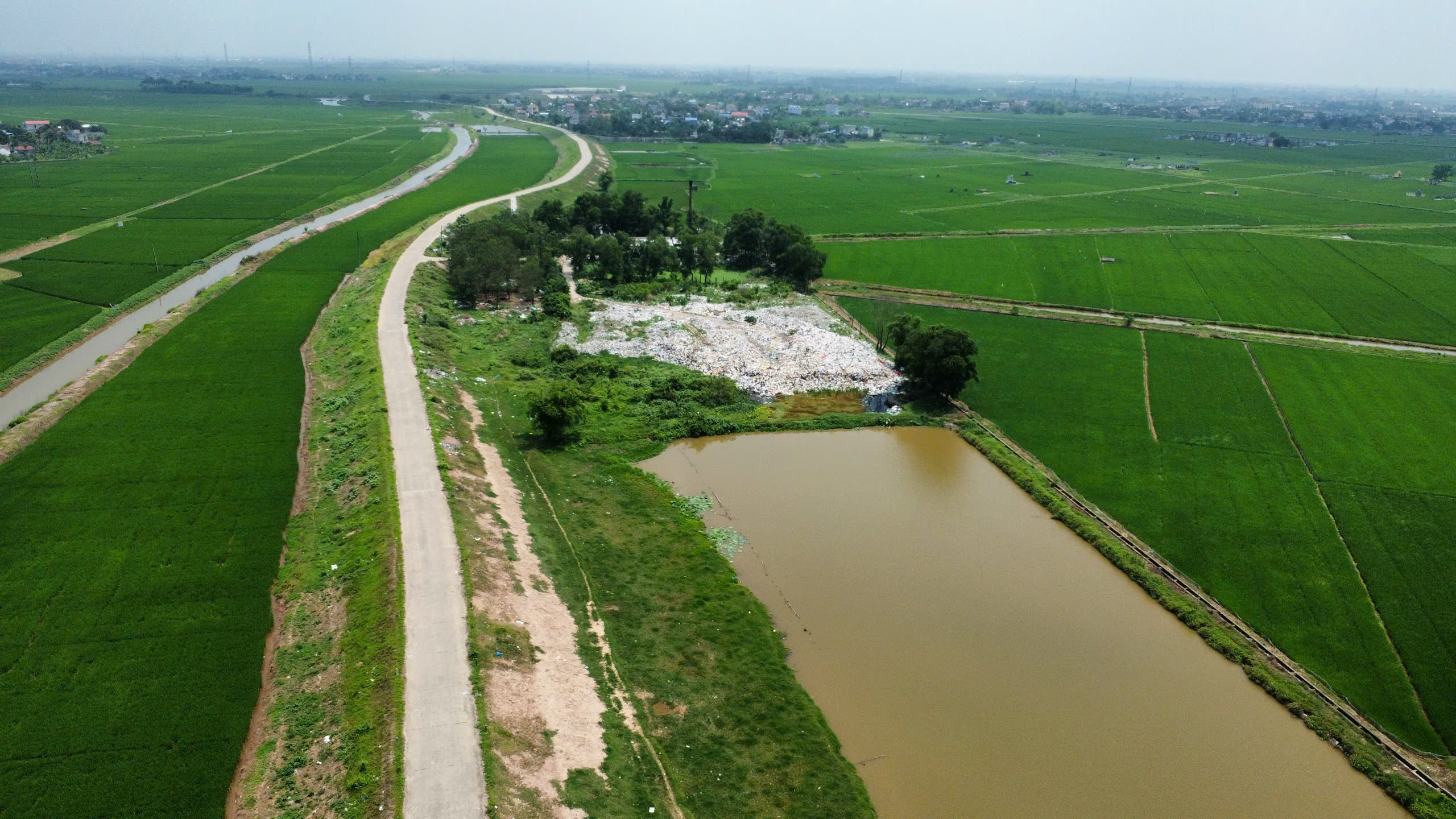Nam Định: Bãi chôn lấp rác tại các xã ở Vụ Bản 'biến' thành 'lò đốt lộ thiên'- Ảnh 1. Nam Định: Bãi chôn lấp rác tại các xã ở Vụ Bản 'biến' thành 'lò đốt lộ thiên'- Ảnh 1.