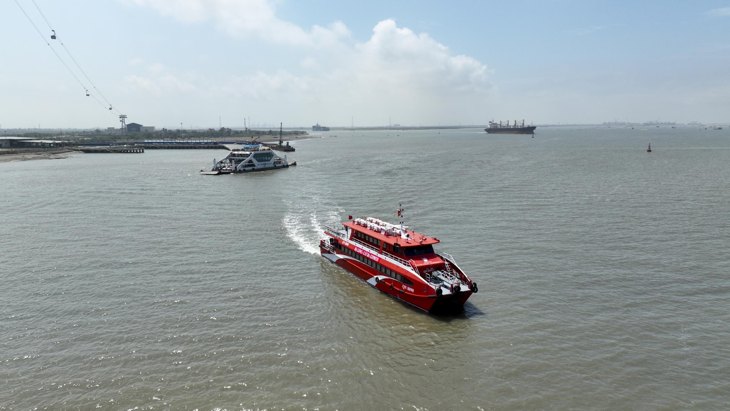 Du khách háo hức trải nghiệm xe điện, tàu cao tốc tới Cát Bà- Ảnh 4.