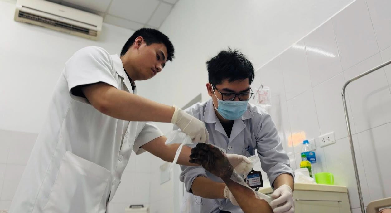 Nam thợ điện thoát chết sau khi bị điện giật cháy đen bàn tay- Ảnh 1.