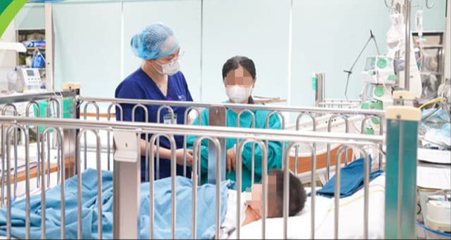 Thông tin mới nhất về tình hình sức khỏe của bé trai ở Nam Định bị xe cán qua người - Ảnh 1.