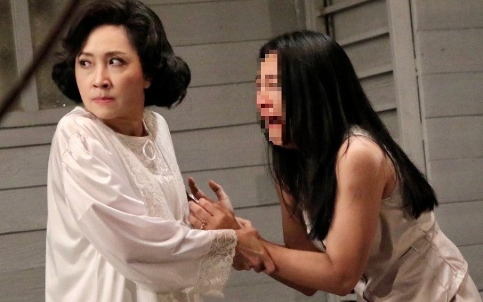 Hành động của mẹ chồng khi đưa con dâu đi đẻ khiến thông gia muối mặt với mọi người