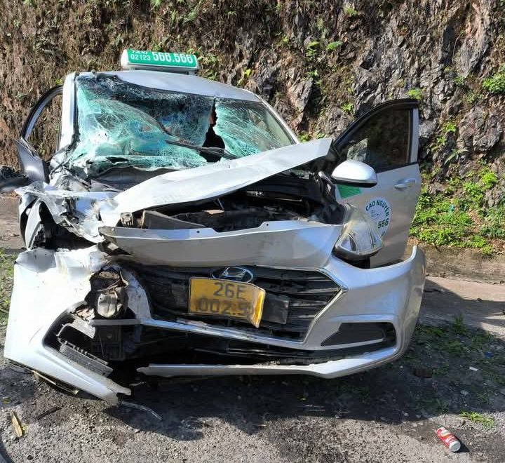 Khoảnh khắc xe taxi tông thẳng vào đuôi xe tải khiến 1 người tử vong ở Hòa Bình - Ảnh 2. Khoảnh khắc xe taxi tông thẳng vào đuôi xe tải khiến 1 người tử vong ở Hòa Bình - Ảnh 2.