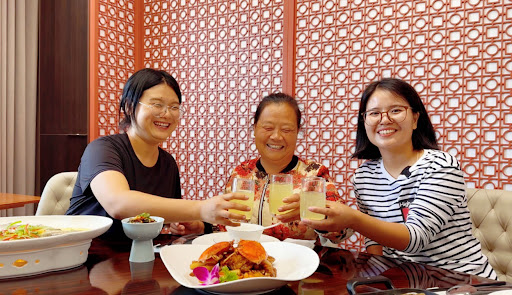 Họp lớp ở nhà hàng sang trọng, tưởng được “ăn chùa” nhờ bạn cũ đại gia, cả lớp ngỡ ngàng phút cuối vì bị chặn lại - Ảnh 3. Họp lớp ở nhà hàng sang trọng, tưởng được “ăn chùa” nhờ bạn cũ đại gia, cả lớp ngỡ ngàng phút cuối vì bị chặn lại - Ảnh 3.