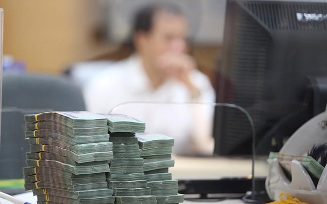 Lãi suất Agribank, HDBank mới nhất: Cùng gửi tiết kiệm 400 triệu đồng chênh lãi ra sao?