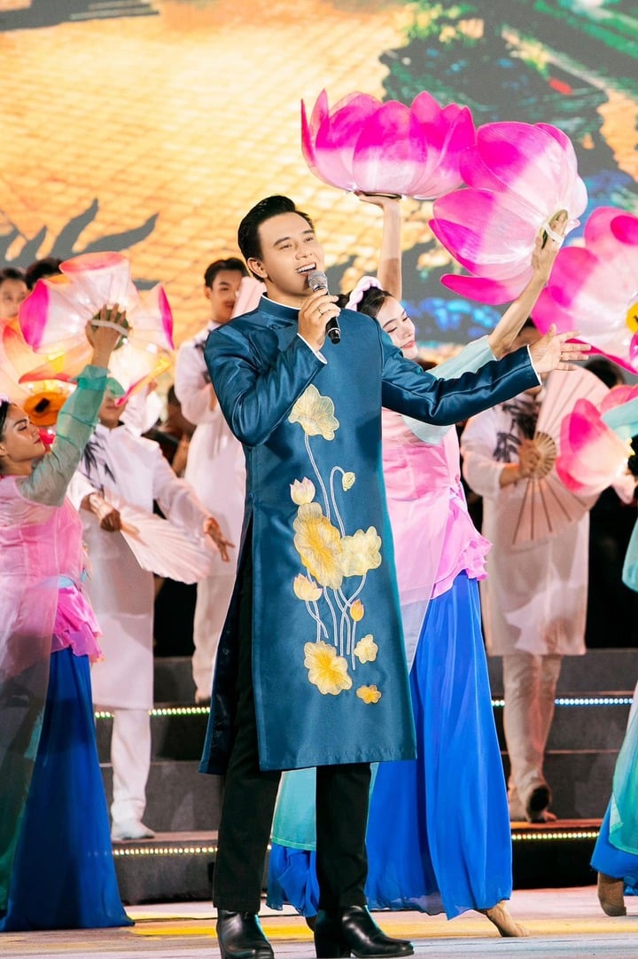 Nam ca sĩ hát hit 3 tỷ view dịp 30/4: Quá khứ chật vật, từng gánh nợ thay mẹ - Ảnh 1. Nam ca sĩ hát hit 3 tỷ view dịp 30/4: Quá khứ chật vật, từng gánh nợ thay mẹ - Ảnh 1.