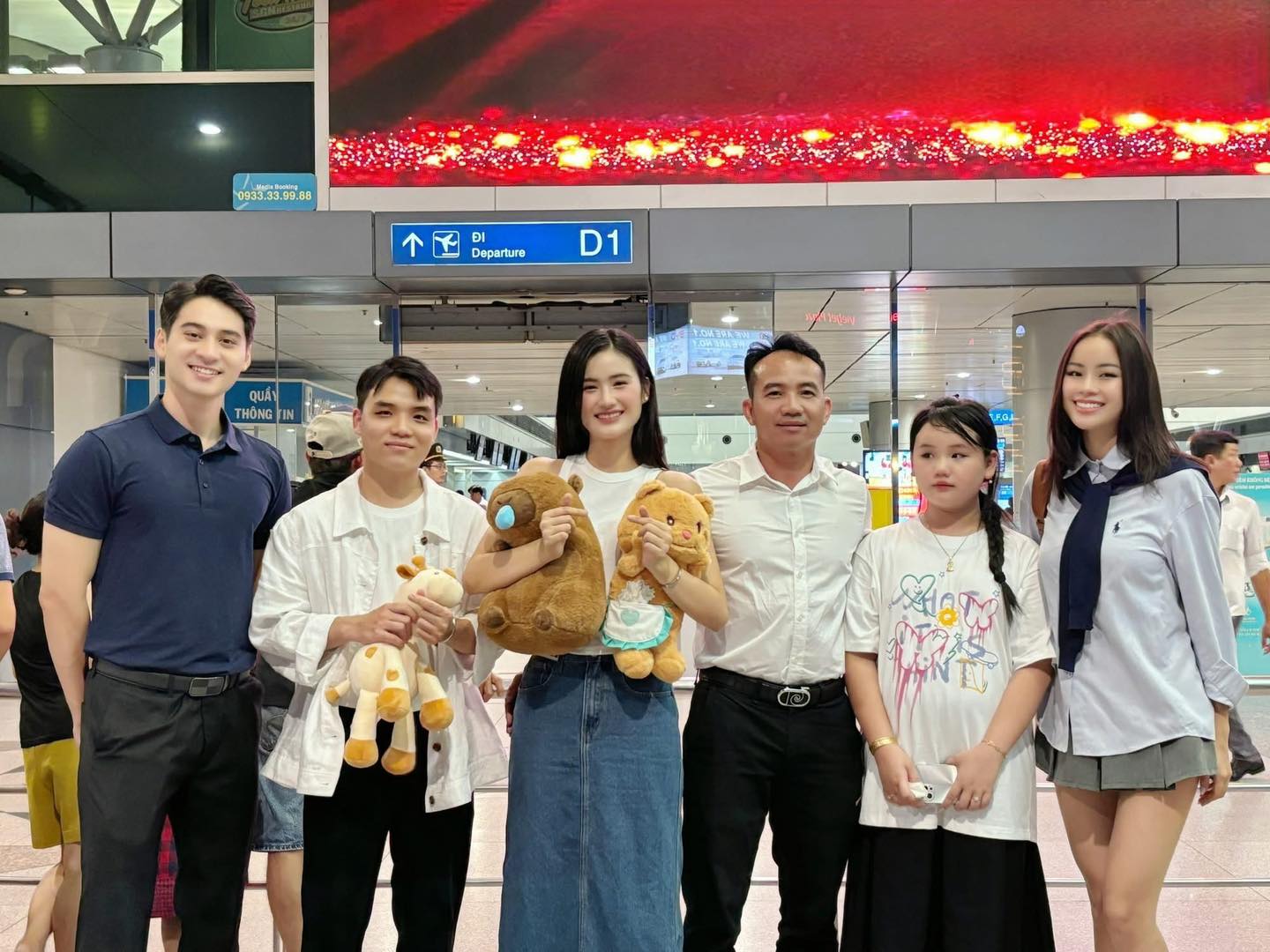 Bố đẻ tiễn Ý Nhi thi Miss World, bạn trai vắng mặt khiến fan thắc mắc- Ảnh 6.