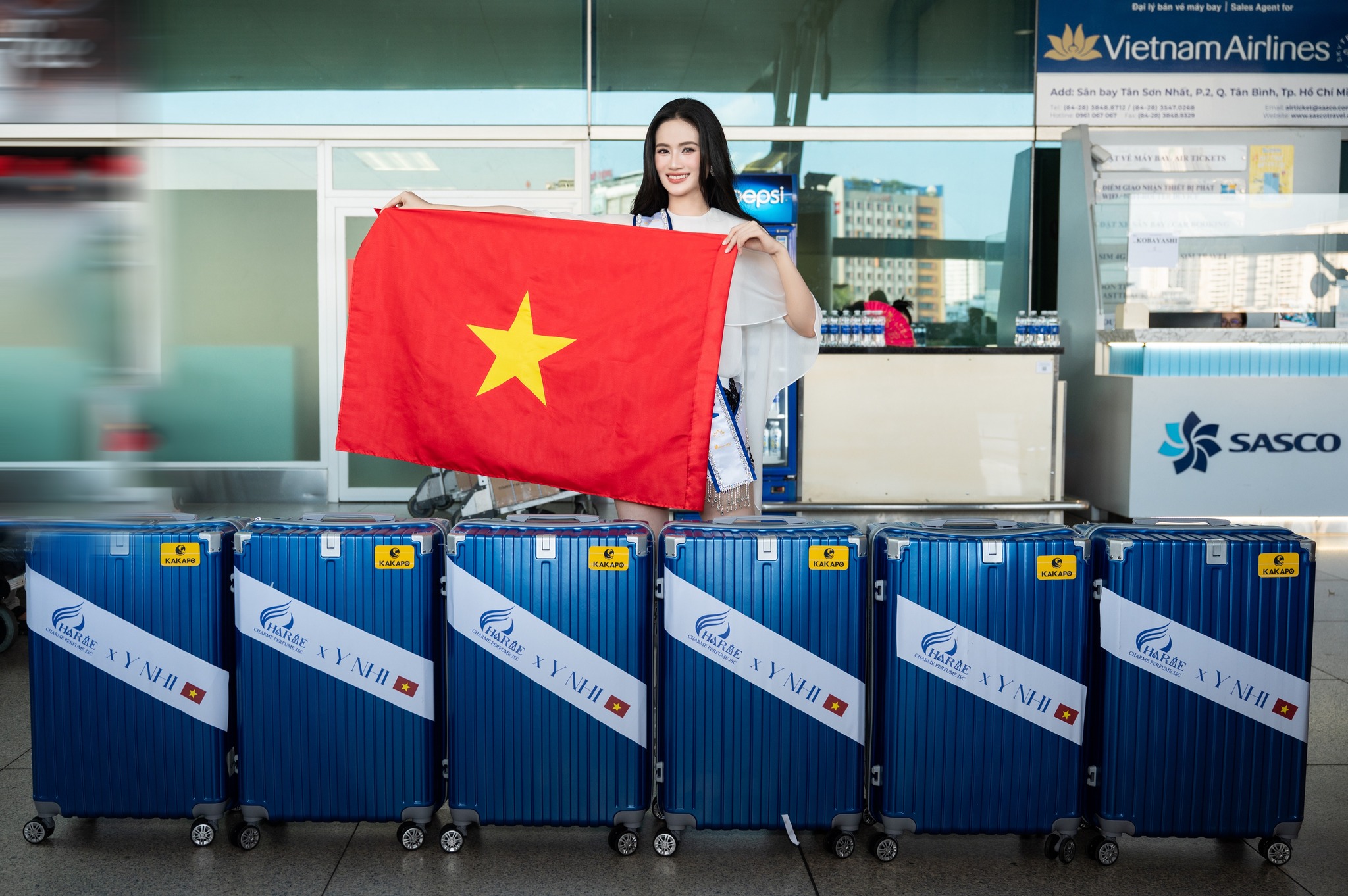 Bố đẻ tiễn Ý Nhi thi Miss World, bạn trai vắng mặt khiến fan thắc mắc- Ảnh 3.