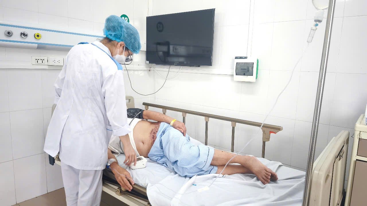 Nhiều người nhập viện trong tình trạng đau đớn, tổn thương da nặng do sai lầm trong điều trị zona thần kinh - Ảnh 1. Nhiều người nhập viện trong tình trạng đau đớn, tổn thương da nặng do sai lầm trong điều trị zona thần kinh - Ảnh 1.
