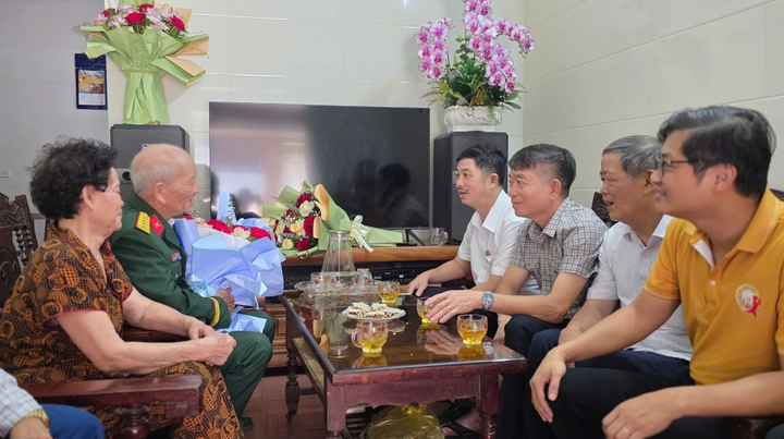 Ngày về của cựu binh đi xe máy vượt 1.300 km xem kỷ niệm 50 năm thống nhất nước - Ảnh 4. Ngày về của cựu binh đi xe máy vượt 1.300 km xem kỷ niệm 50 năm thống nhất nước - Ảnh 4.