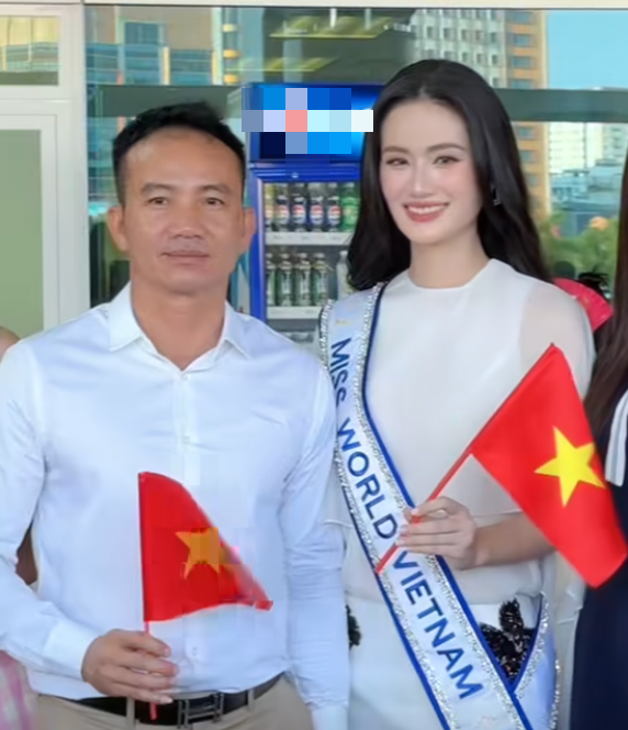 Bố đẻ tiễn Ý Nhi thi Miss World, bạn trai vắng mặt khiến fan thắc mắc- Ảnh 5. Bố đẻ tiễn Ý Nhi thi Miss World, bạn trai vắng mặt khiến fan thắc mắc- Ảnh 5.