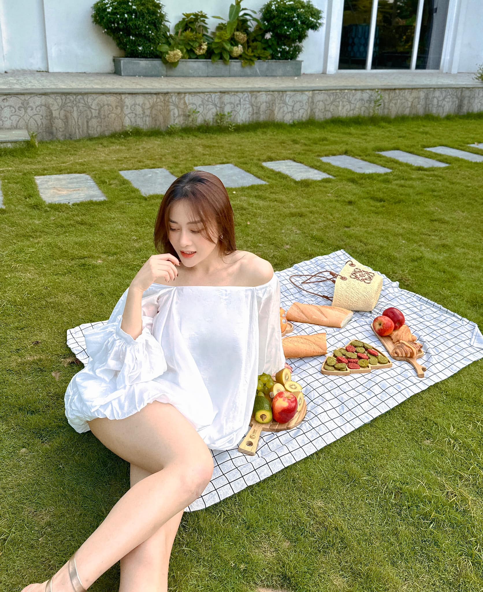 10 outfit hè quyến rũ mang lại may mắn, tài lộc cho người mệnh Kim- Ảnh 1.
