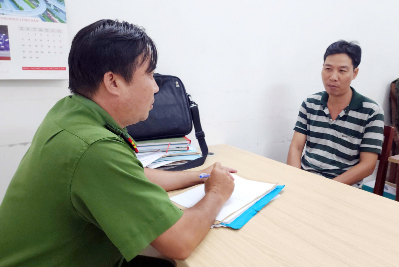 Triệu tập đối tượng chặn đầu xe ô tô chửi bới, đập kính chiếu hậu ở Cần Thơ - Ảnh 1. Triệu tập đối tượng chặn đầu xe ô tô chửi bới, đập kính chiếu hậu ở Cần Thơ - Ảnh 1.