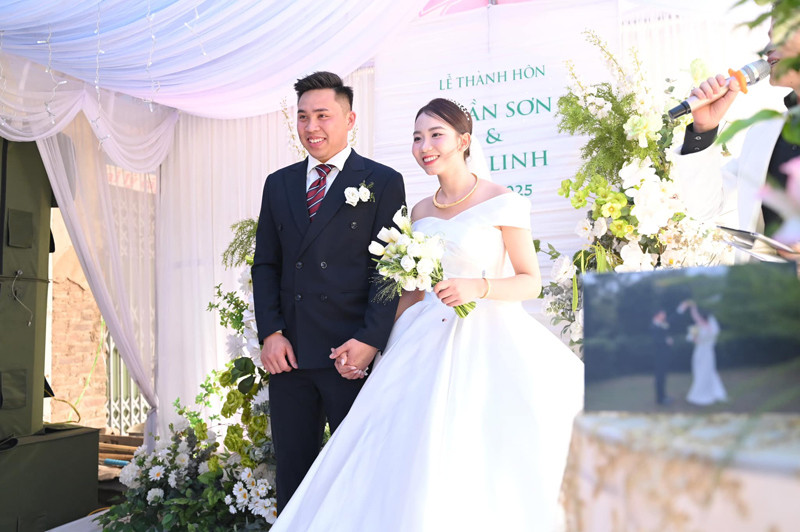 Lấy anh hàng xóm, cô dâu đọc lời thề nguyện khiến chú rể hết cười lại khóc - Ảnh 1. Lấy anh hàng xóm, cô dâu đọc lời thề nguyện khiến chú rể hết cười lại khóc - Ảnh 1.