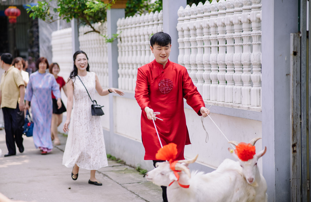 Chú rể dắt 2 con dê đi đón vợ, phía sau là chuyện hài hước - Ảnh 3. Chú rể dắt 2 con dê đi đón vợ, phía sau là chuyện hài hước - Ảnh 3.