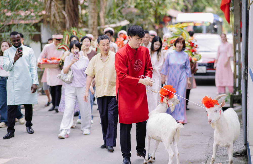 Chú rể dắt 2 con dê đi đón vợ, phía sau là chuyện hài hước - Ảnh 4. Chú rể dắt 2 con dê đi đón vợ, phía sau là chuyện hài hước - Ảnh 4.