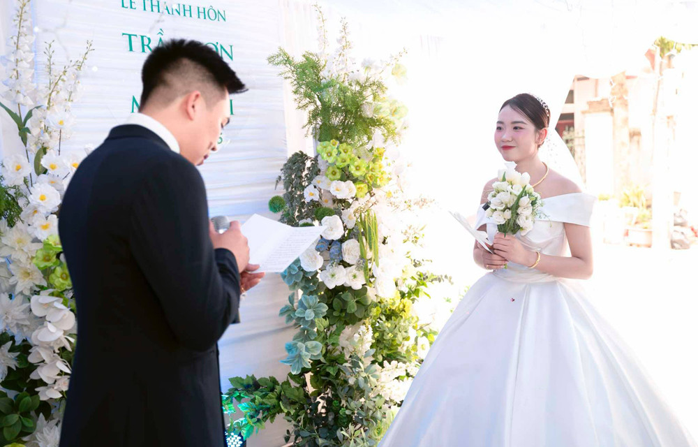 Lấy anh hàng xóm, cô dâu đọc lời thề nguyện khiến chú rể hết cười lại khóc - Ảnh 6. Lấy anh hàng xóm, cô dâu đọc lời thề nguyện khiến chú rể hết cười lại khóc - Ảnh 6.