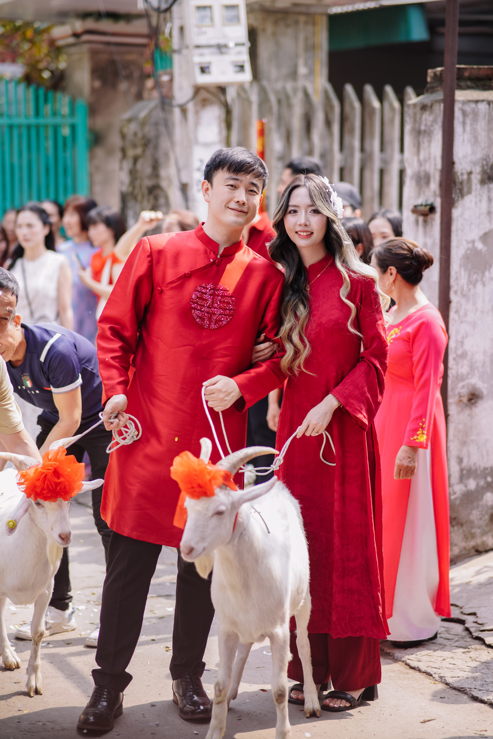 Chú rể dắt 2 con dê đi đón vợ, phía sau là chuyện hài hước - Ảnh 6. Chú rể dắt 2 con dê đi đón vợ, phía sau là chuyện hài hước - Ảnh 6.