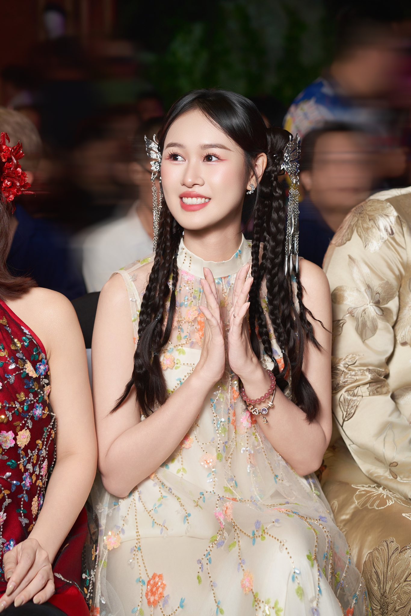 Sắc vóc đời thực của 'ác nữ' trong phim phá 150 tỷ của Victor Vũ- Ảnh 4.