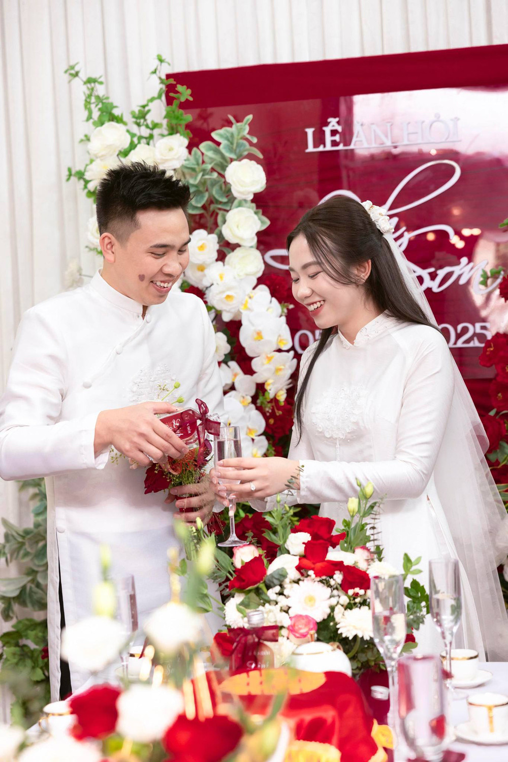 Lấy anh hàng xóm, cô dâu đọc lời thề nguyện khiến chú rể hết cười lại khóc - Ảnh 3. Lấy anh hàng xóm, cô dâu đọc lời thề nguyện khiến chú rể hết cười lại khóc - Ảnh 3.