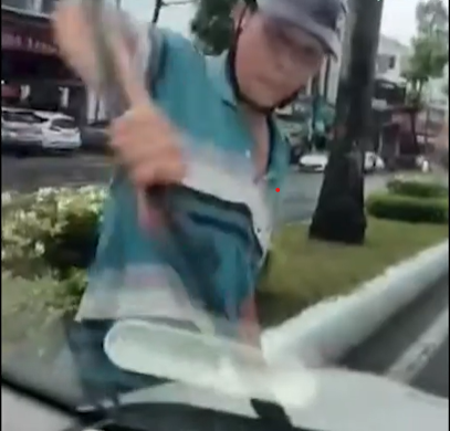 Bất ngờ lời khai của người đàn ông chặn đầu ô tô, bẻ cần gạt nước ở Cần Thơ - Ảnh 2. Bất ngờ lời khai của người đàn ông chặn đầu ô tô, bẻ cần gạt nước ở Cần Thơ - Ảnh 2.