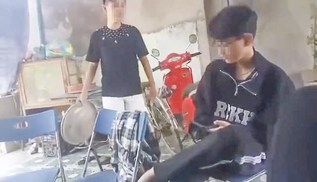 Công an, nhà trường vào cuộc vụ học sinh lớp 8 bị đánh tới tấp trong quán nước - Ảnh 1. Công an, nhà trường vào cuộc vụ học sinh lớp 8 bị đánh tới tấp trong quán nước - Ảnh 1.