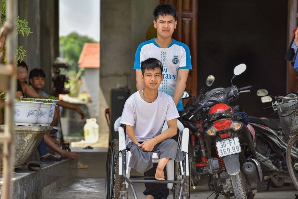 Nam sinh 10 năm được bạn cõng tới trường tốt nghiệp ĐH Bách khoa loại giỏi - Ảnh 1. Nam sinh 10 năm được bạn cõng tới trường tốt nghiệp ĐH Bách khoa loại giỏi - Ảnh 1.