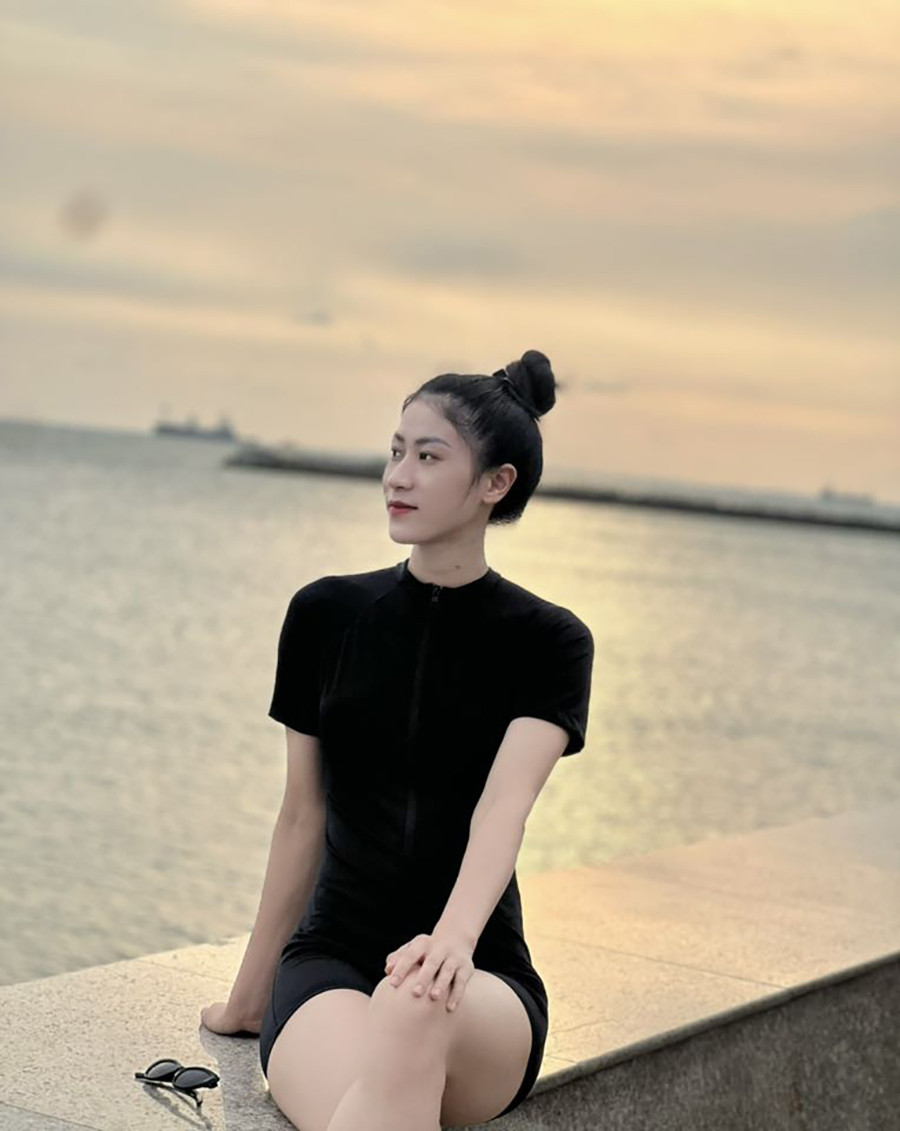 Hotgirl bóng chuyền Hoàng Kiều Trinh khoe sắc ấn tượng bên hồ bơi - Ảnh 4. Hotgirl bóng chuyền Hoàng Kiều Trinh khoe sắc ấn tượng bên hồ bơi - Ảnh 4.