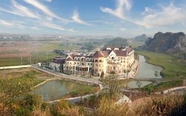 Khách sạn Legend Valley chào đón phái đẹp dịp 8/3 tới với Hà Nam- Ảnh 3. A large building with a pond in front of it Description automatically generated