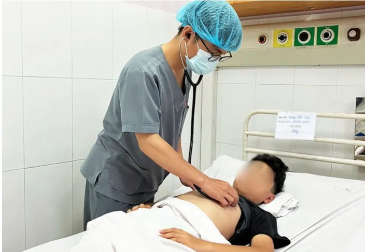 Bé trai 13 tuổi ở TP HCM phát hiện viêm màng não do mô cầu từ dấu hiệu nhiều người Việt bỏ qua - Ảnh 2.