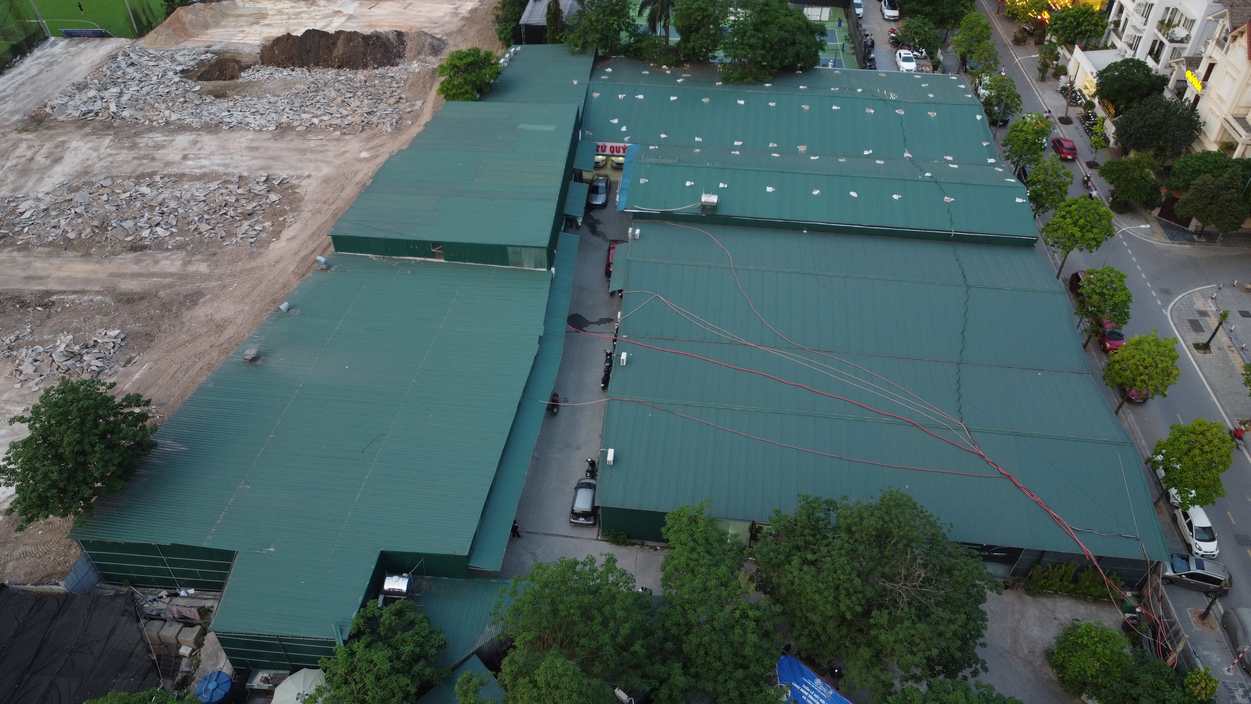 Hà Nội: Sân pickleball và nhà xưởng mọc lên 'như nấm' ở Yên Hòa, tiềm ẩn nguy cơ cháy nổ- Ảnh 6. Hà Nội: Sân pickleball và nhà xưởng mọc lên 'như nấm' ở Yên Hòa, tiềm ẩn nguy cơ cháy nổ- Ảnh 6.