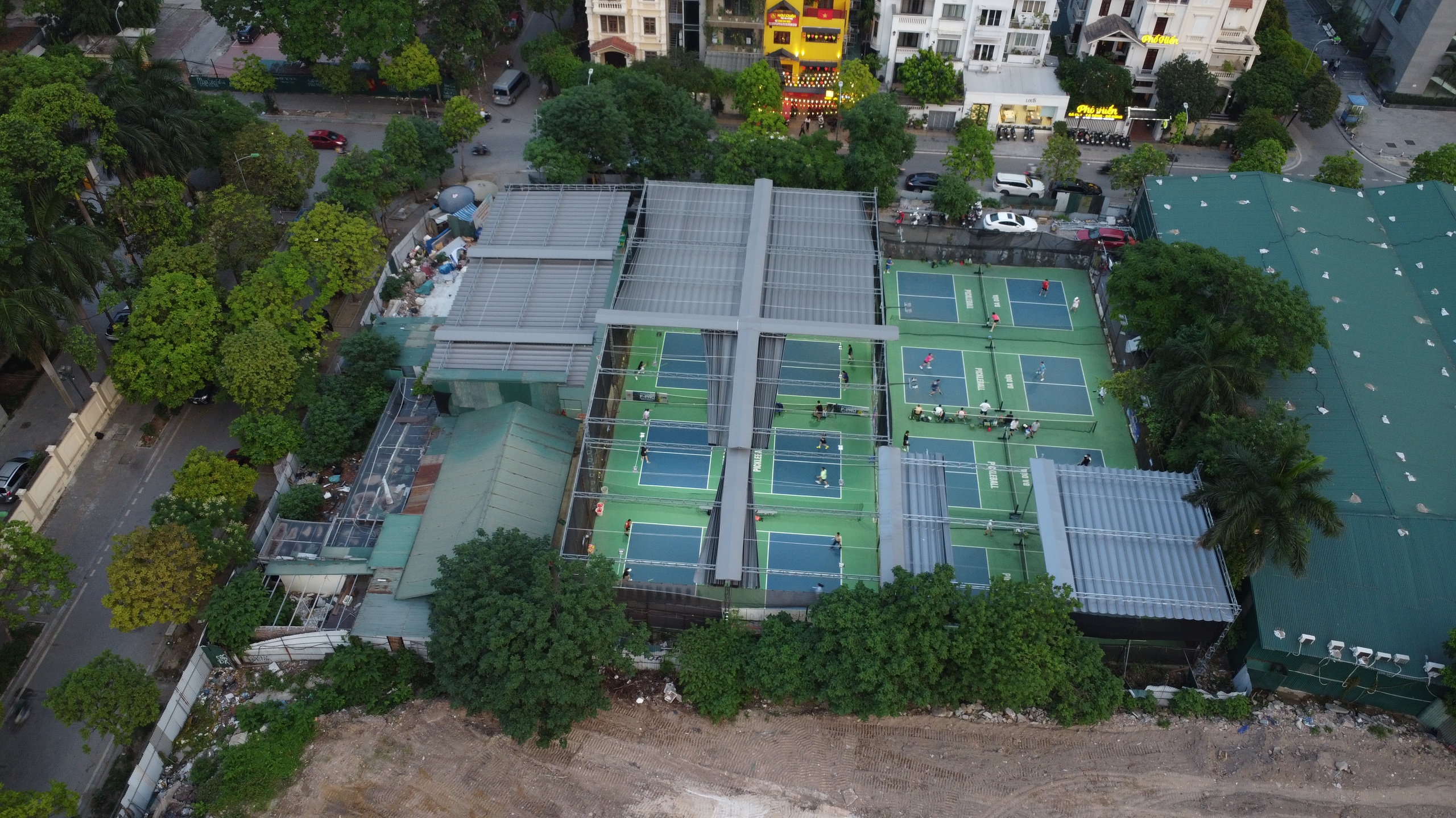 Hà Nội: Sân pickleball và nhà xưởng mọc lên 'như nấm' ở Yên Hòa, tiềm ẩn nguy cơ cháy nổ- Ảnh 4. Hà Nội: Sân pickleball và nhà xưởng mọc lên 'như nấm' ở Yên Hòa, tiềm ẩn nguy cơ cháy nổ- Ảnh 4.