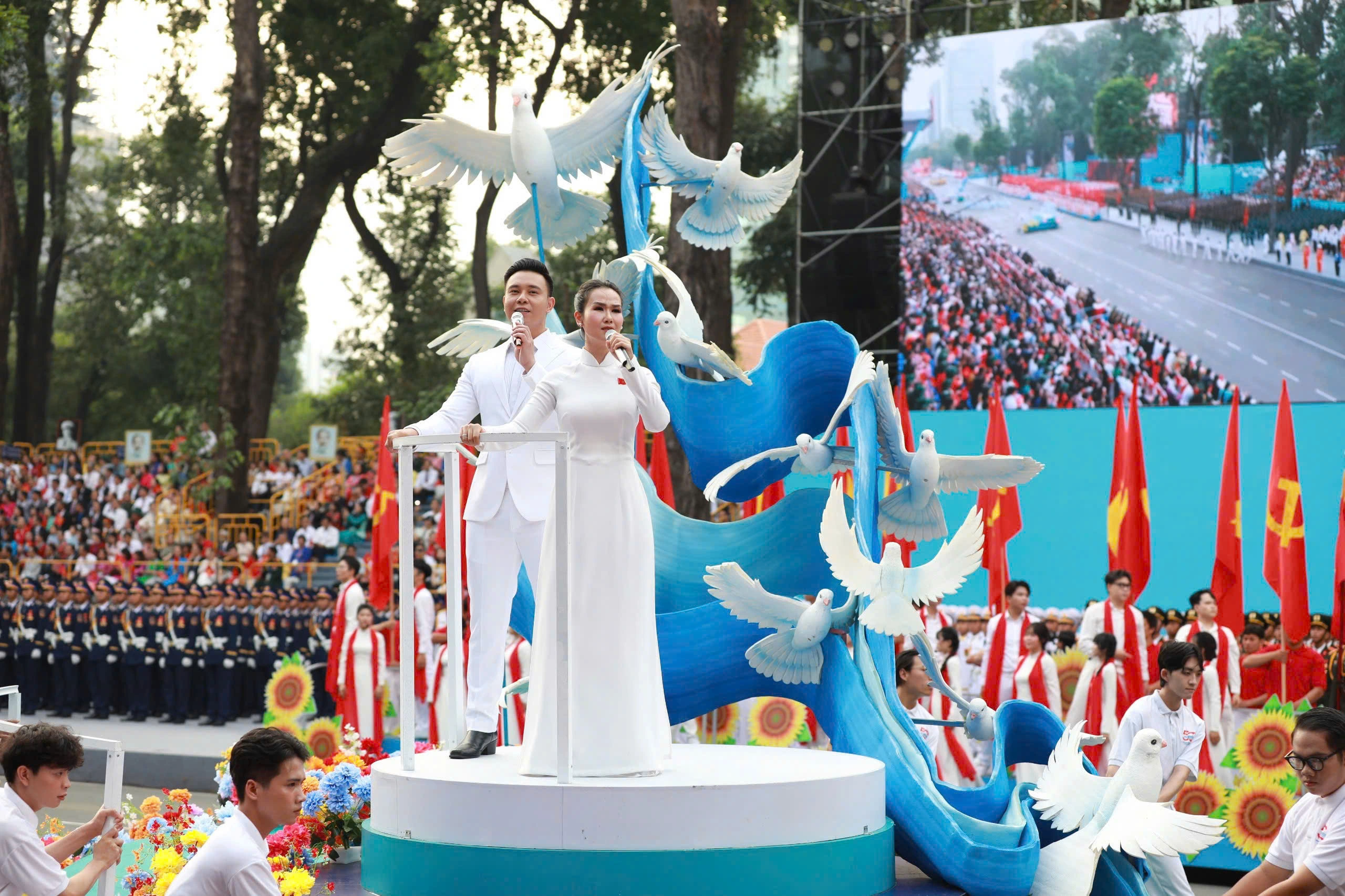 Đạo diễn kể chuyện ca khúc Màu hoa đỏ 'suýt' không có trong kỷ niệm 50 năm Ngày Giải phóng miền Nam, thống nhất đất nước- Ảnh 1. Đạo diễn kể chuyện ca khúc Màu hoa đỏ 'suýt' không có trong kỷ niệm 50 năm Ngày Giải phóng miền Nam, thống nhất đất nước- Ảnh 1.