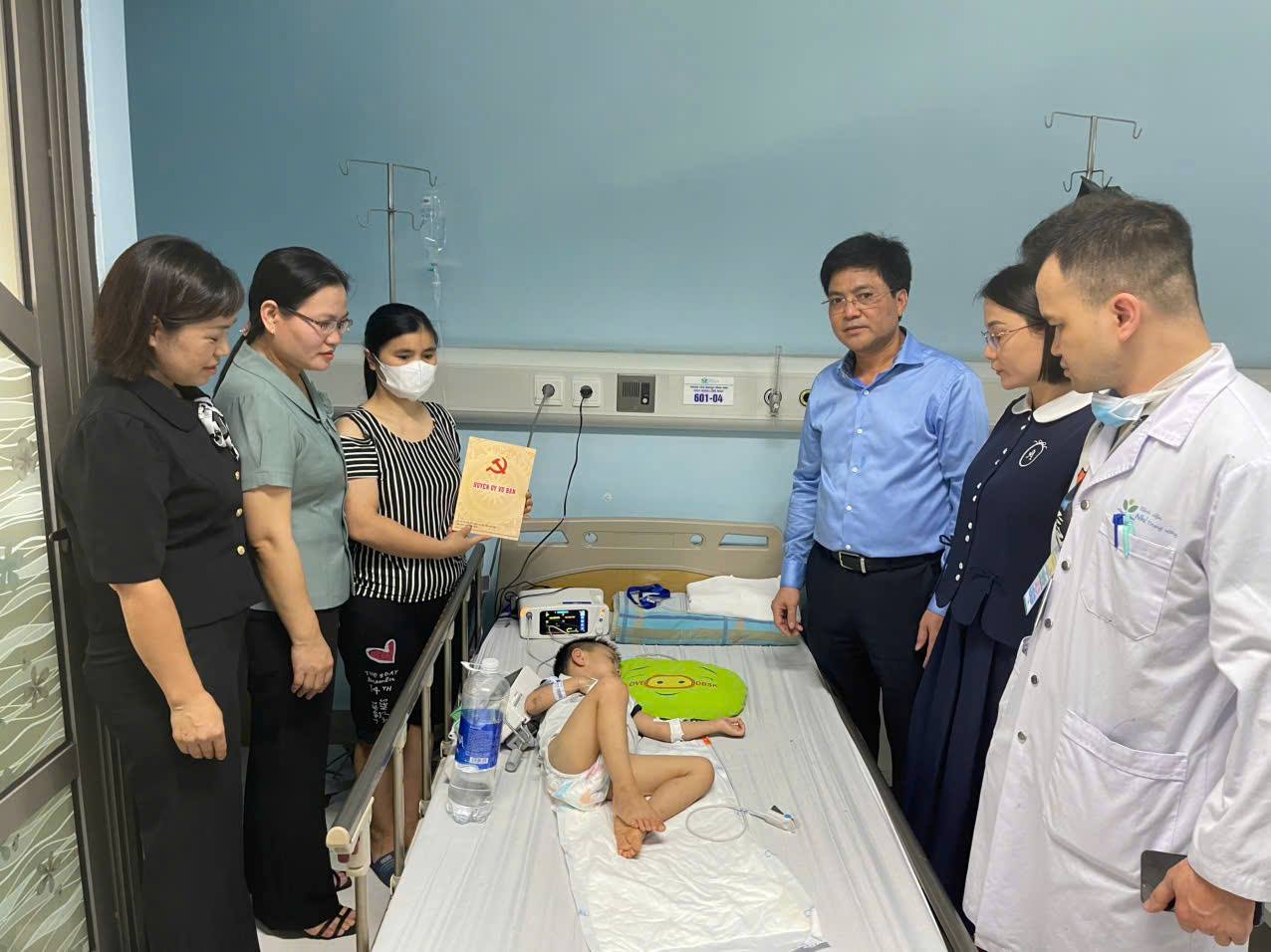 Thông tin mới về sự việc bé trai 4 tuổi ở Nam Định bị xe công nông 'chèn' qua người - Ảnh 1.