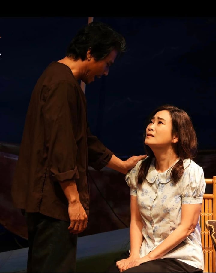 NSƯT Tuyết Thu kể chuyện nhuộm da 4 lần, 'cháy' với vai diễn trong Lật mặt 8 - Ảnh 3. NSƯT Tuyết Thu kể chuyện nhuộm da 4 lần, 'cháy' với vai diễn trong Lật mặt 8 - Ảnh 3.