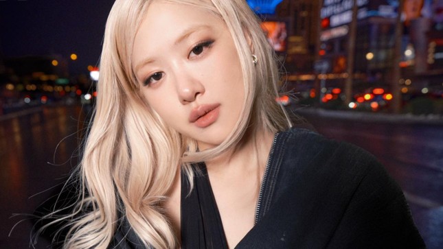 Brad Pitt xuất hiện cùng Rosé (BlackPink) - Ảnh 4. Brad Pitt xuất hiện cùng Rosé (BlackPink) - Ảnh 4.