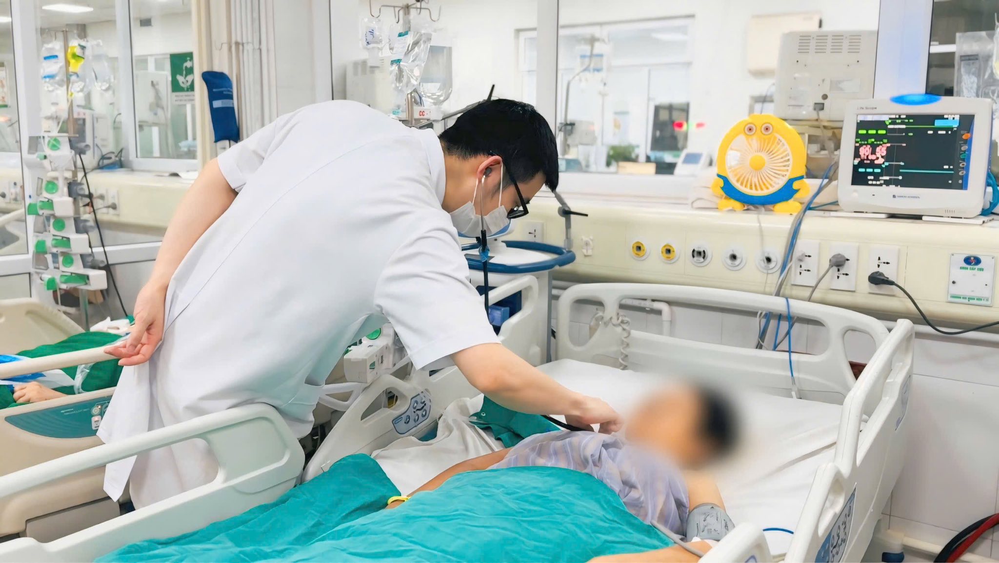 Người phụ nữ 61 tuổi ở Hải Dương nguy kịch do thói quen chữa đau khớp nhiều người hay gặp - Ảnh 1. Người phụ nữ 61 tuổi ở Hải Dương nguy kịch do thói quen chữa đau khớp nhiều người hay gặp - Ảnh 1.