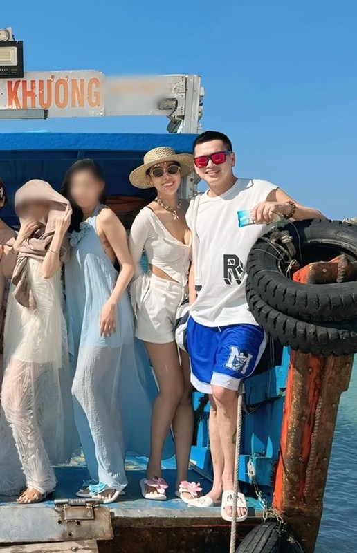 Bạn gái kém 37 tuổi của diễn viên Quang Minh tự tin đi biển gợi cảm sau 6 tháng sinh nở- Ảnh 3. Bạn gái kém 37 tuổi của diễn viên Quang Minh tự tin đi biển gợi cảm sau 6 tháng sinh nở- Ảnh 3.