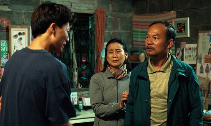 NSƯT Tuyết Thu kể chuyện nhuộm da 4 lần, 'cháy' với vai diễn trong Lật mặt 8 - Ảnh 2. NSƯT Tuyết Thu kể chuyện nhuộm da 4 lần, 'cháy' với vai diễn trong Lật mặt 8 - Ảnh 2.