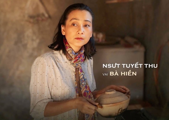 NSƯT Tuyết Thu kể chuyện nhuộm da 4 lần, 'cháy' với vai diễn trong Lật mặt 8 - Ảnh 1. NSƯT Tuyết Thu kể chuyện nhuộm da 4 lần, 'cháy' với vai diễn trong Lật mặt 8 - Ảnh 1.