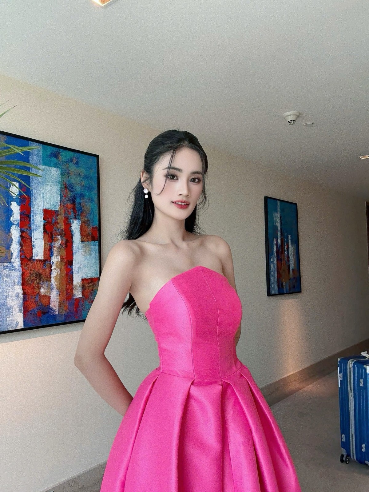 Trang phục 2 ngày đầu của Hoa hậu Ý Nhi tại Miss World 2025 được khen - Ảnh 1. Trang phục 2 ngày đầu của Hoa hậu Ý Nhi tại Miss World 2025 được khen - Ảnh 1.