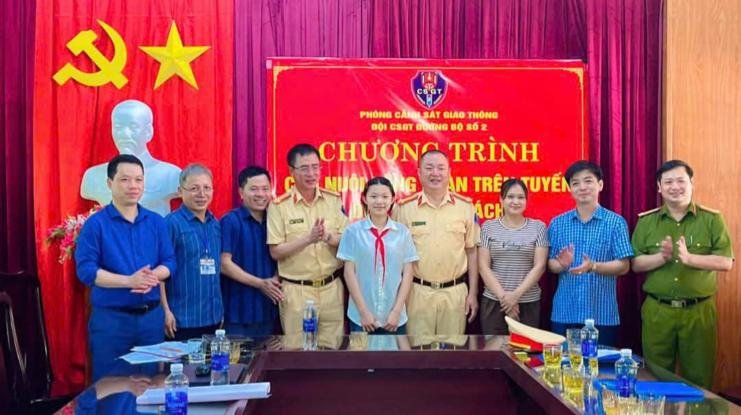 CSGT Nghệ An quyên góp lương, nhận đỡ đầu học sinh có hoàn cảnh khó khăn- Ảnh 1. CSGT Nghệ An quyên góp lương, nhận đỡ đầu học sinh có hoàn cảnh khó khăn- Ảnh 1.