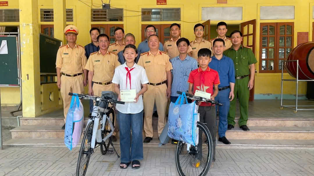CSGT Nghệ An quyên góp lương, nhận đỡ đầu học sinh có hoàn cảnh khó khăn- Ảnh 2. CSGT Nghệ An quyên góp lương, nhận đỡ đầu học sinh có hoàn cảnh khó khăn- Ảnh 2.