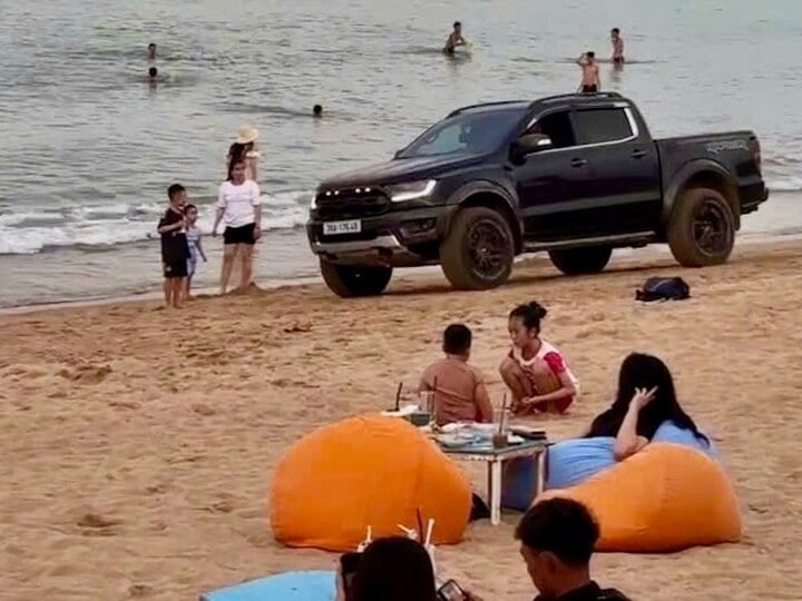 Lái xe bán tải chơi ngông phóng ào ào, bóp còi inh ỏi trên bãi biển đông người - Ảnh 1. Lái xe bán tải chơi ngông phóng ào ào, bóp còi inh ỏi trên bãi biển đông người - Ảnh 1.