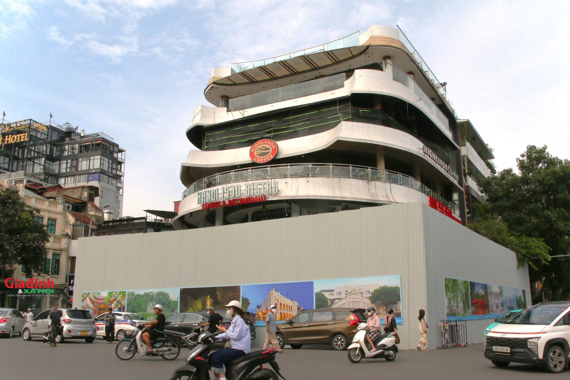 Hiện trạng tòa nhà 'Hàm cá mập' sau khi được quây kín bằng hàng rào tôn - Ảnh 1. Hiện trạng tòa nhà 'Hàm cá mập' sau khi được quây kín bằng hàng rào tôn - Ảnh 1.