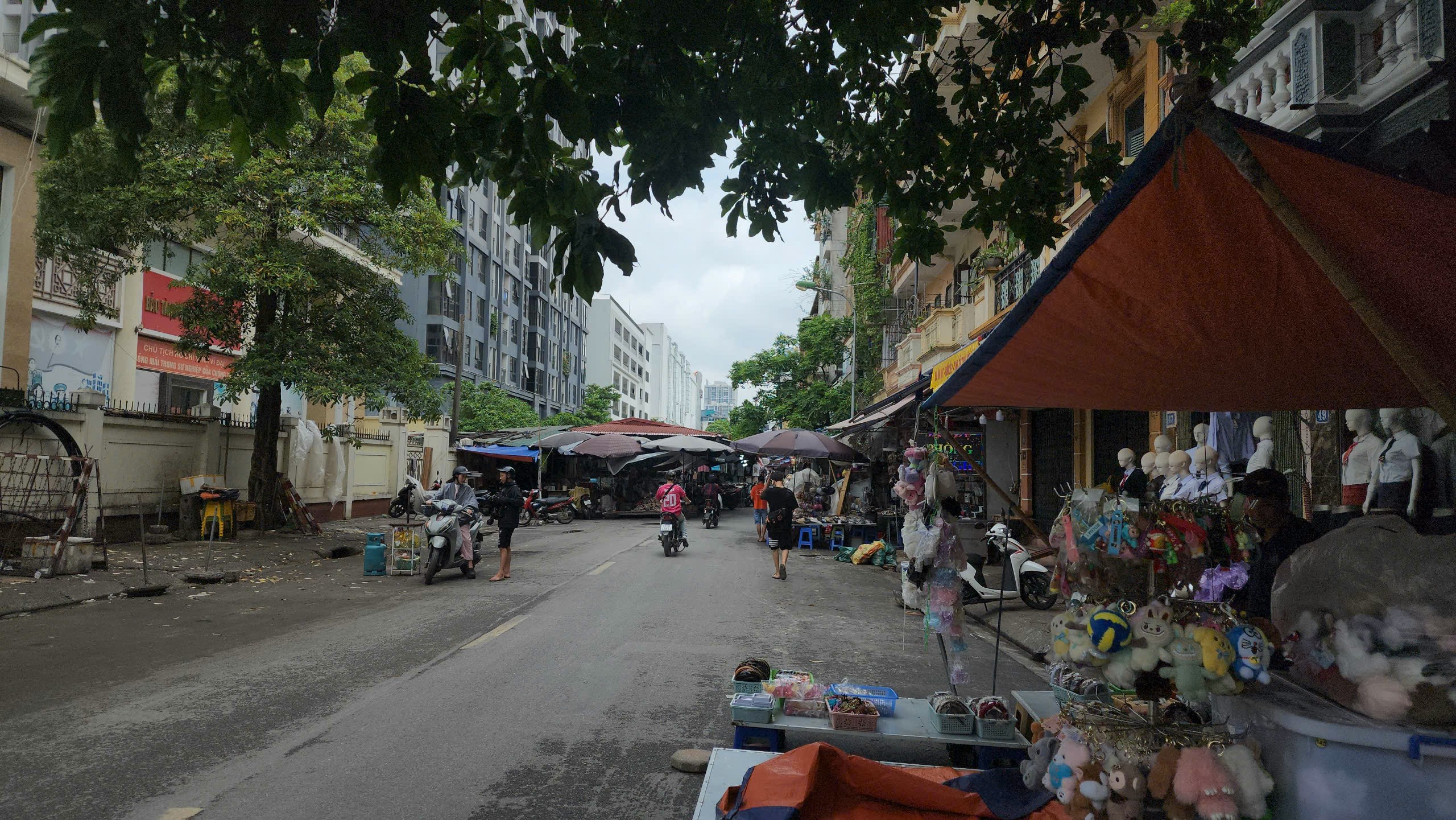 Chợ nhà Xanh - nơi được mệnh danh là 'thiên đường mua sắm' ảm đạm đến lạ thường!- Ảnh 3.