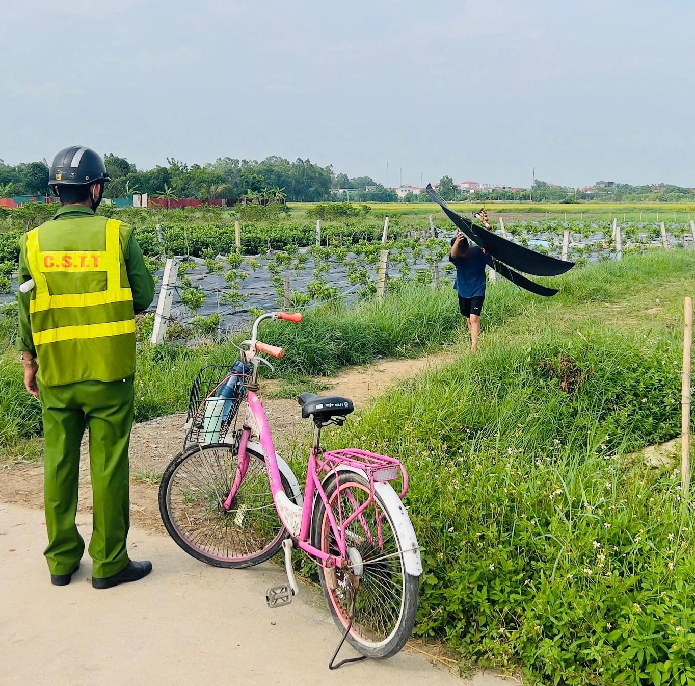 Đang hạ cánh xuống sân bay Nội Bài, phi công phát hiện 3 chiếc diều 'lơ lửng' gần đường băng- Ảnh 1.